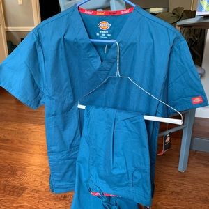Dickie’s scrub set - small top, med bottoms